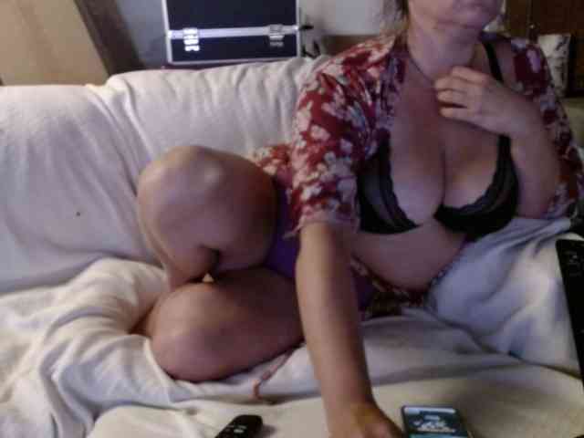 BeachyMilf webcam