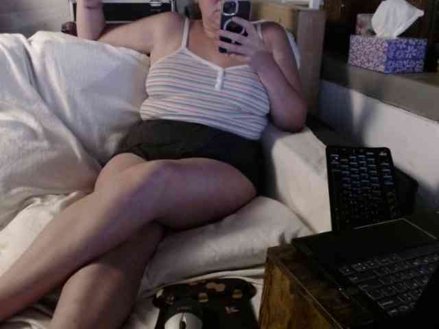 BeachyMilf webcam