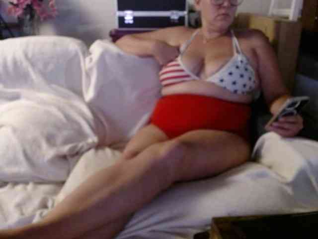 BeachyMilf webcam