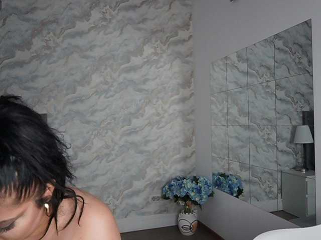 EvaaaSweett live cam on BongaCams