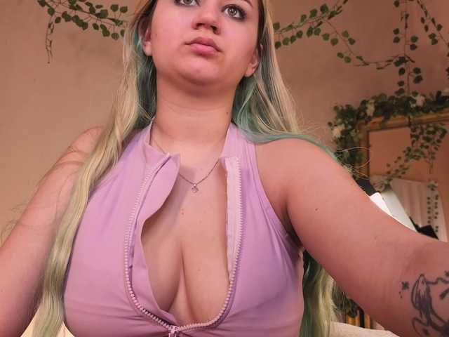 EmmaBuns live cam on BongaCams