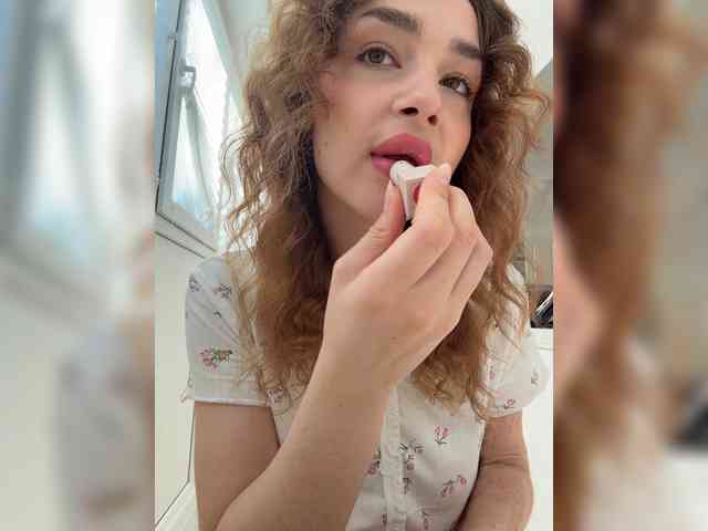 ViolettaScarlett webcam