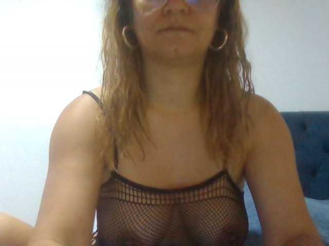 milf-yeis live cam on BongaCams