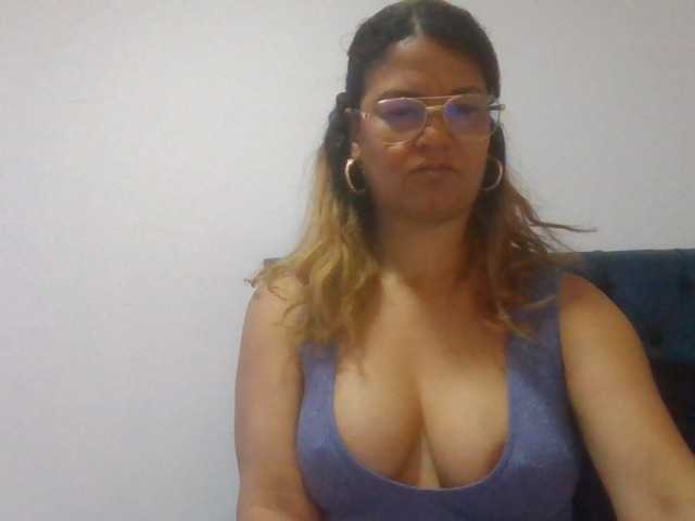 milf-yeis live cam on BongaCams