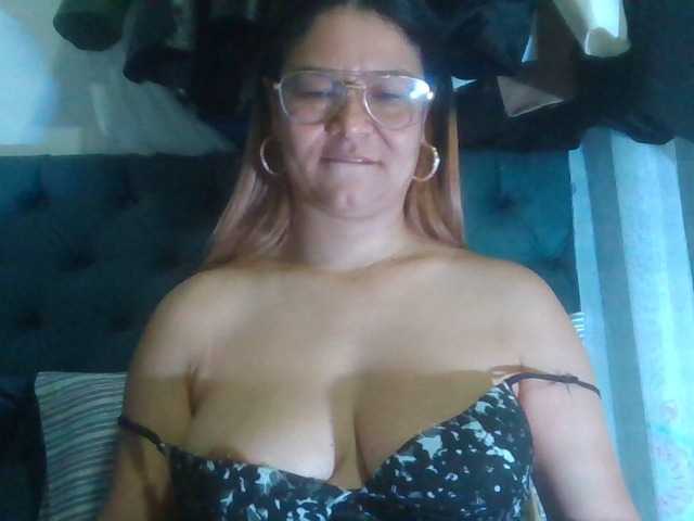 milf-yeis live cam on BongaCams