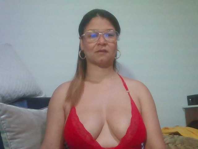 milf-yeis live cam on BongaCams