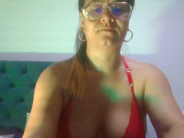 milf-yeis live cam on BongaCams