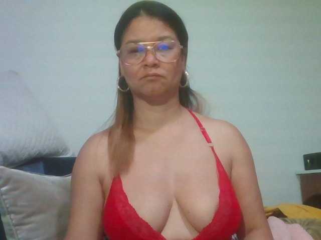 milf-yeis live cam on BongaCams