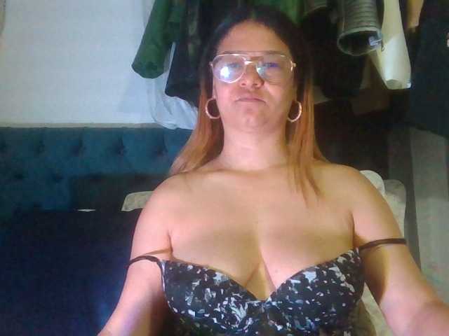 milf-yeis live cam on BongaCams