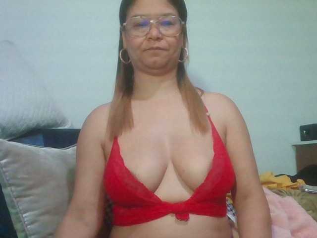 milf-yeis live cam on BongaCams