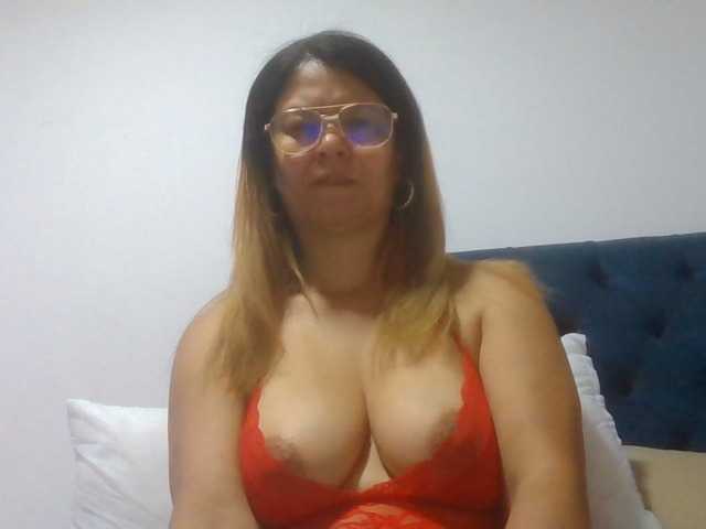 milf-yeis live cam on BongaCams