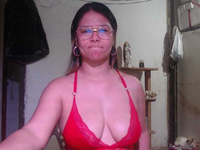 milf-yeis live cam on BongaCams