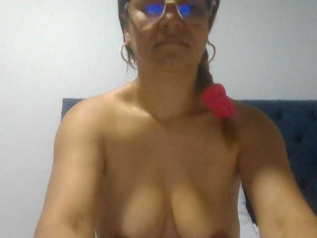 milf-yeis live cam on BongaCams
