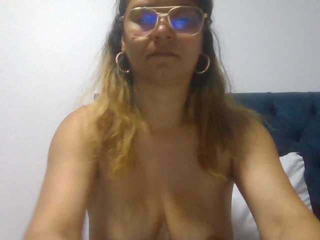 milf-yeis live cam on BongaCams