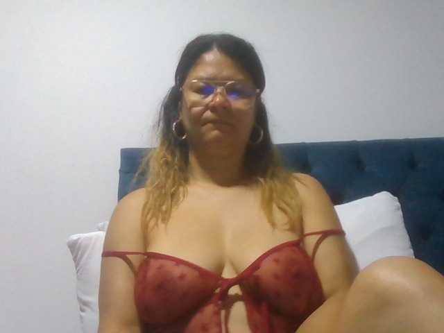 milf-yeis live cam on BongaCams