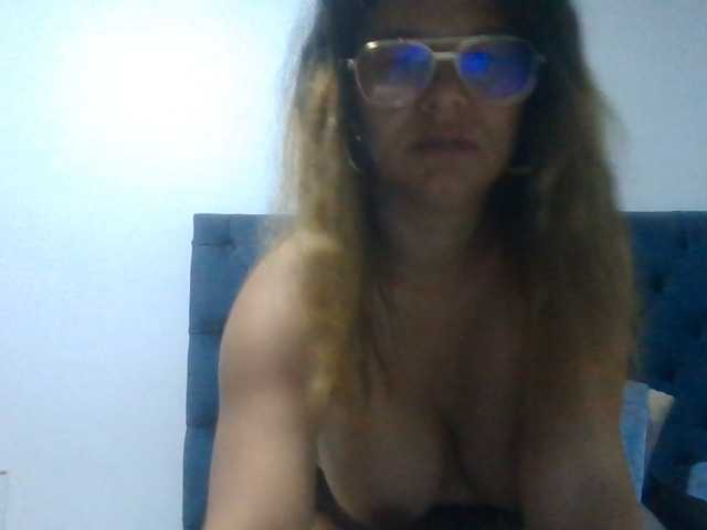 milf-yeis live cam on BongaCams
