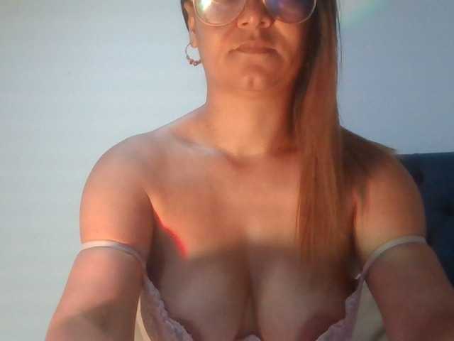 milf-yeis live cam on BongaCams