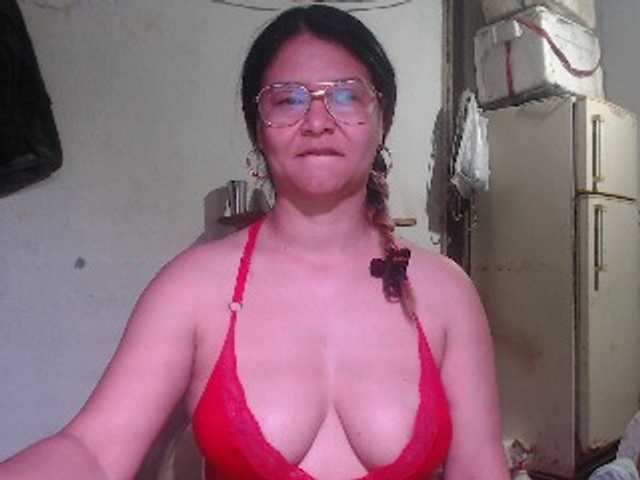milf-yeis live cam on BongaCams