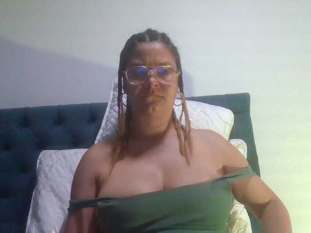 milf-yeis live cam on BongaCams
