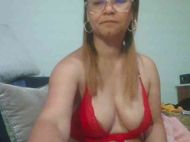 milf-yeis Live Webcam on BongaCams