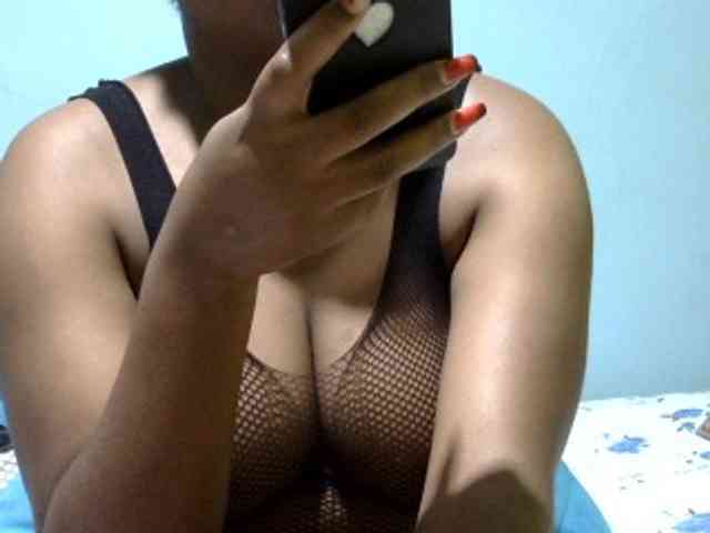 Prettydomina webcam