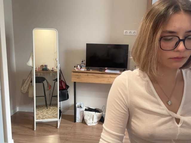 AlbaMihelcic live cam on BongaCams