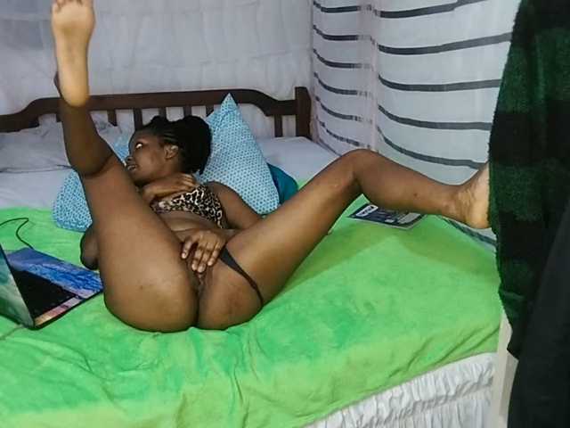 petittegoddess254 live cam on BongaCams