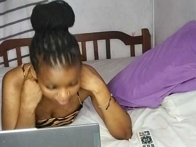 petittegoddess254 live cam on BongaCams