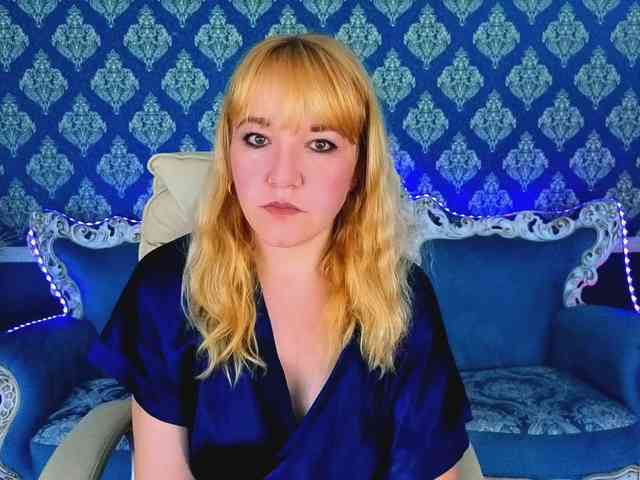 Model: KirraSalute
