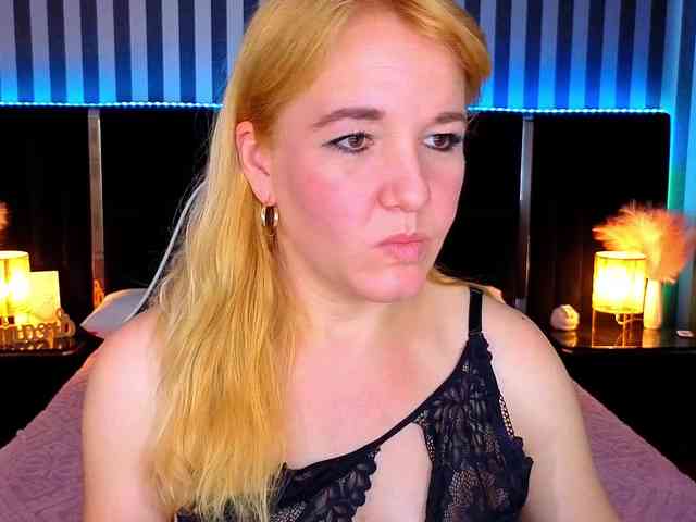 KirraSalute Sex Cam Show