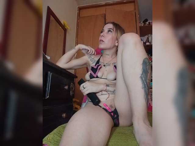 sarafoxxx live cam on BongaCams