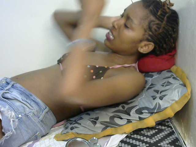 Truegirl2 live cam on BongaCams