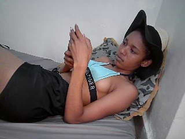 Truegirl2 live cam on BongaCams