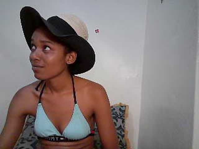 Truegirl2 live cam on BongaCams