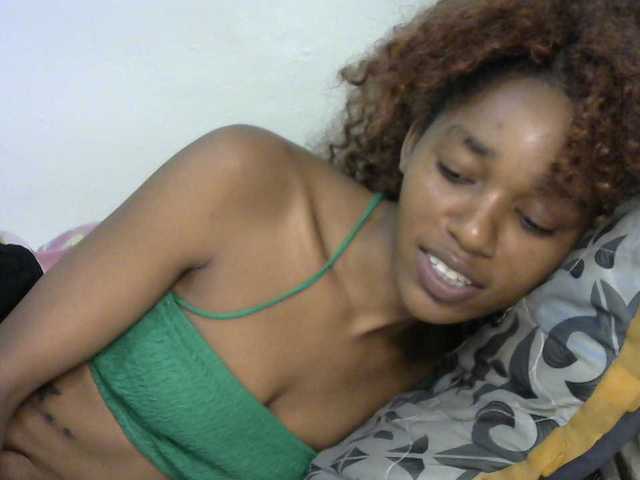 Truegirl2 live cam preview