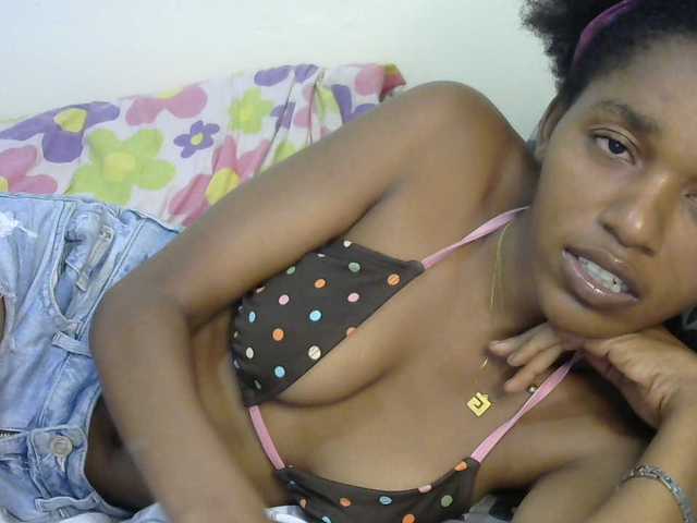Truegirl2 live cam on BongaCams