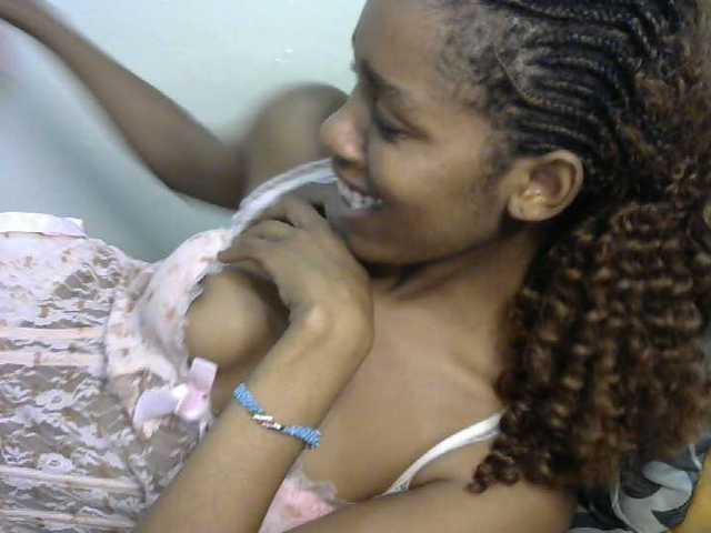 Truegirl2 live cam on BongaCams