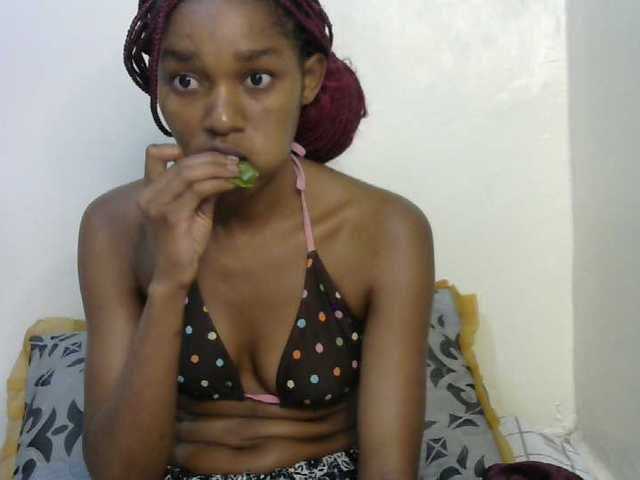 Truegirl2 live cam on BongaCams