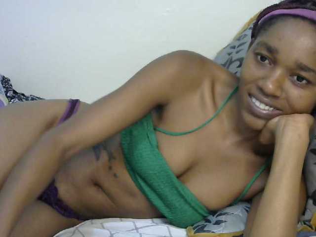 Truegirl2 live cam on BongaCams