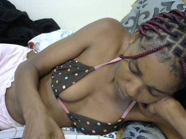 Truegirl2 live cam on BongaCams