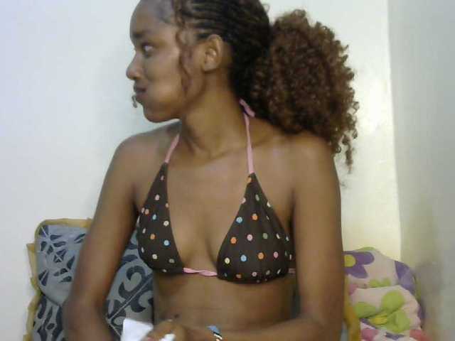 Truegirl2 live cam on BongaCams