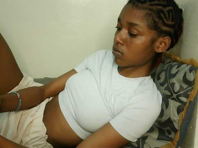 Truegirl2 live cam on BongaCams
