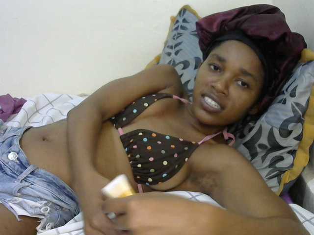 Truegirl2 live cam on BongaCams
