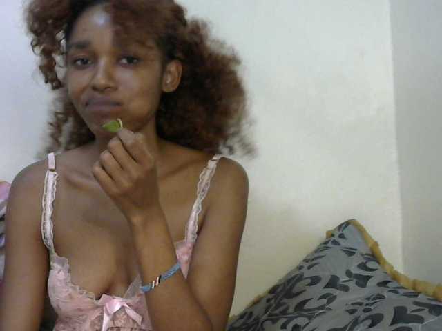 Truegirl2 live cam on BongaCams