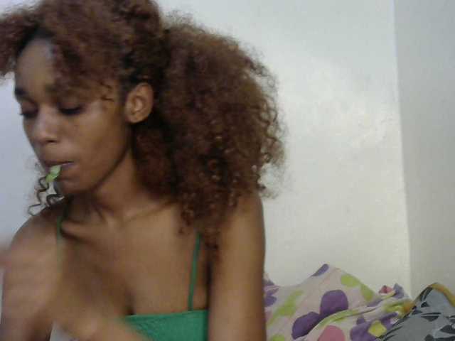 Truegirl2 live cam on BongaCams