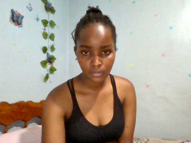 PrettyLovie1 live cam on BongaCams