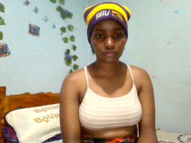 PrettyLovie1 live cam on BongaCams