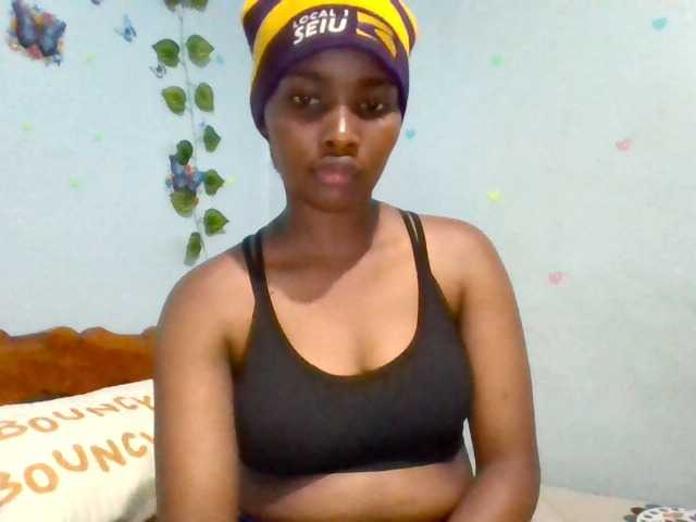 PrettyLovie1 live cam on BongaCams