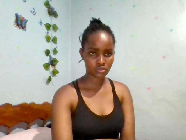 PrettyLovie1 live cam on BongaCams