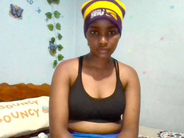 PrettyLovie1 live cam on BongaCams